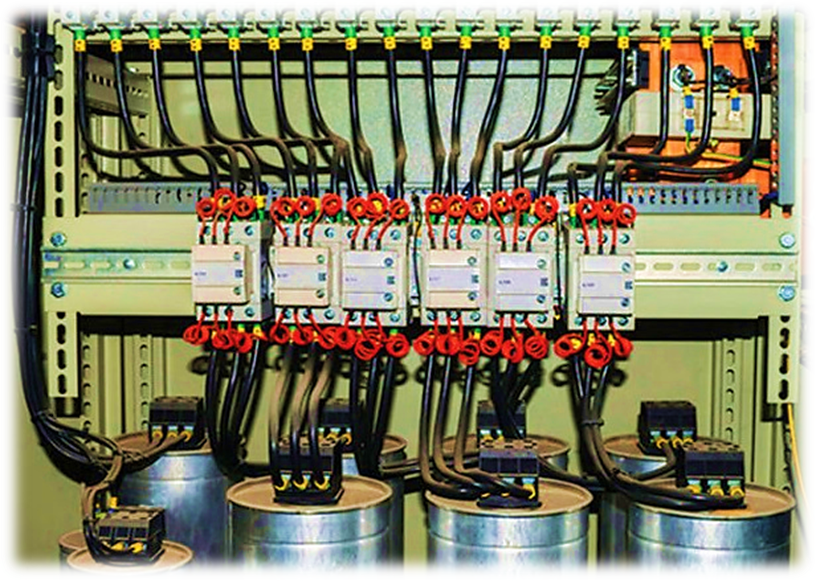 از کنتاکتور خازنی برای مدیریت و کنترل اتصال و قطع خازن‌ها در سیستم‌های برقی استفاده می‌شود.
